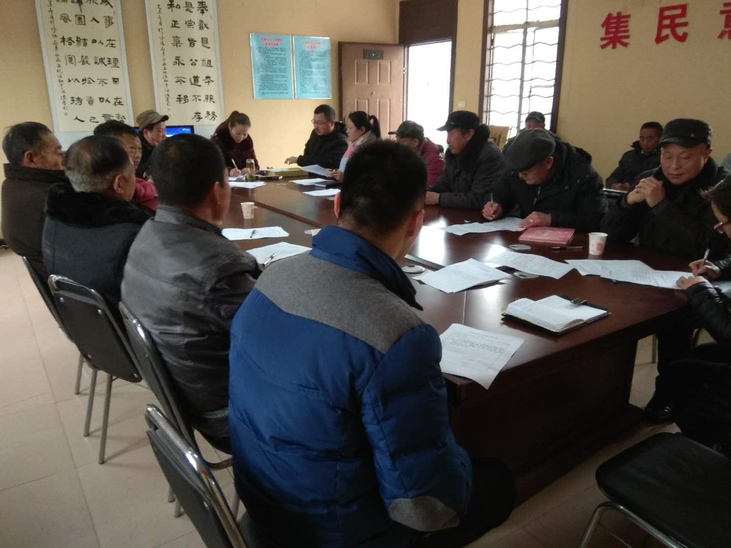 凤阳县府城镇府东社区召开各支部书记述职评议大会.JPG